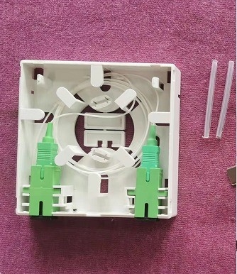2 Port Splitter Boîte de borne à fibre optique pour les entrées normales de câbles Installation facile